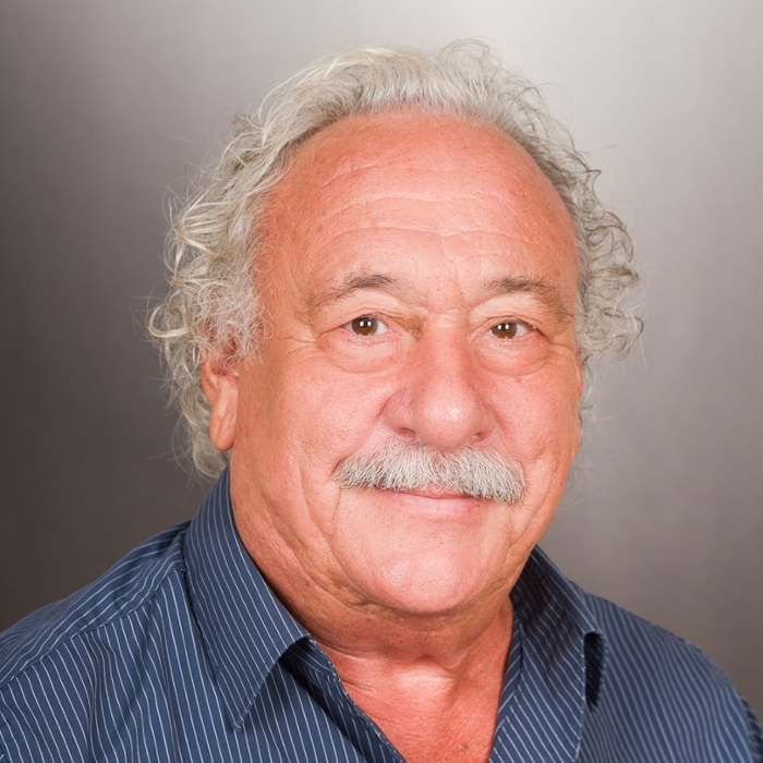 Das Portraitfoto von Alfons Adam zeigt einen lächelnden Mann mit einem Schnurrbart Das Portraitfoto von Alfons Adam zeigt einen lächelnden Mann mit einem Schnurrbart