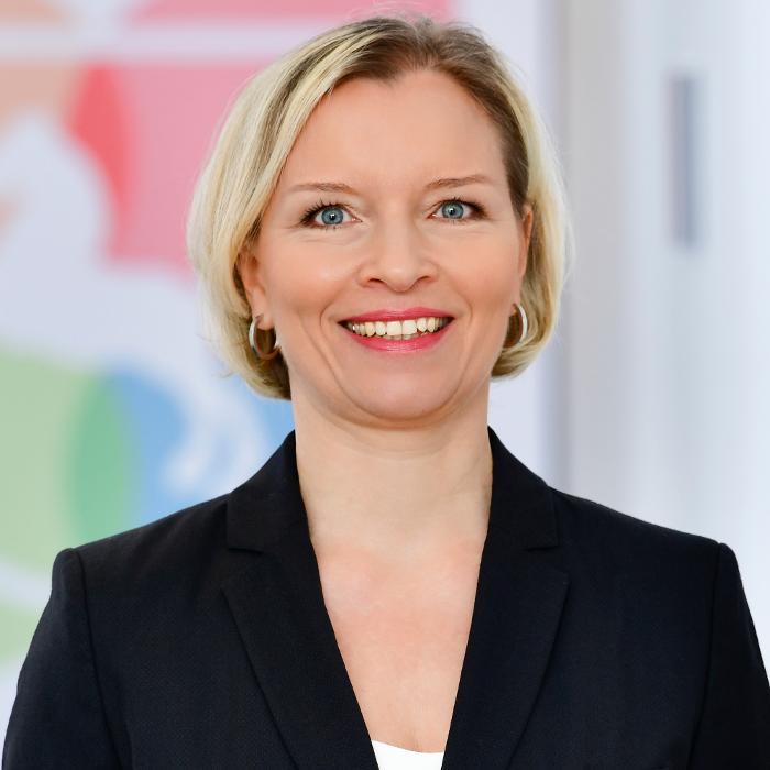 Portraitfoto von Silvia Lindemann: Eine lächelnde Frau mit blondem Kurzhaarschnitt Portraitfoto von Silvia Lindemann: Eine lächelnde Frau mit blondem Kurzhaarschnitt